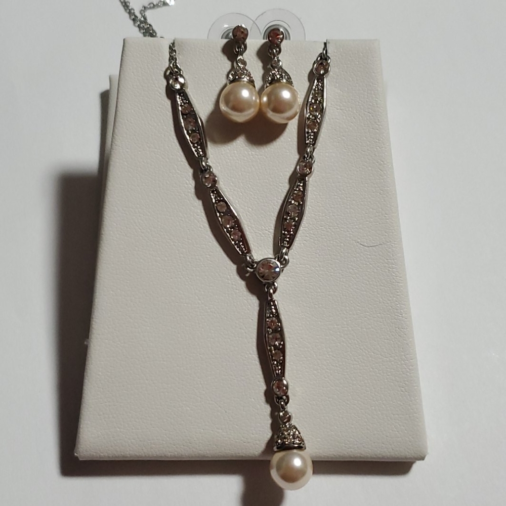 **free with any purchase** Pink pearl earing and necklace set